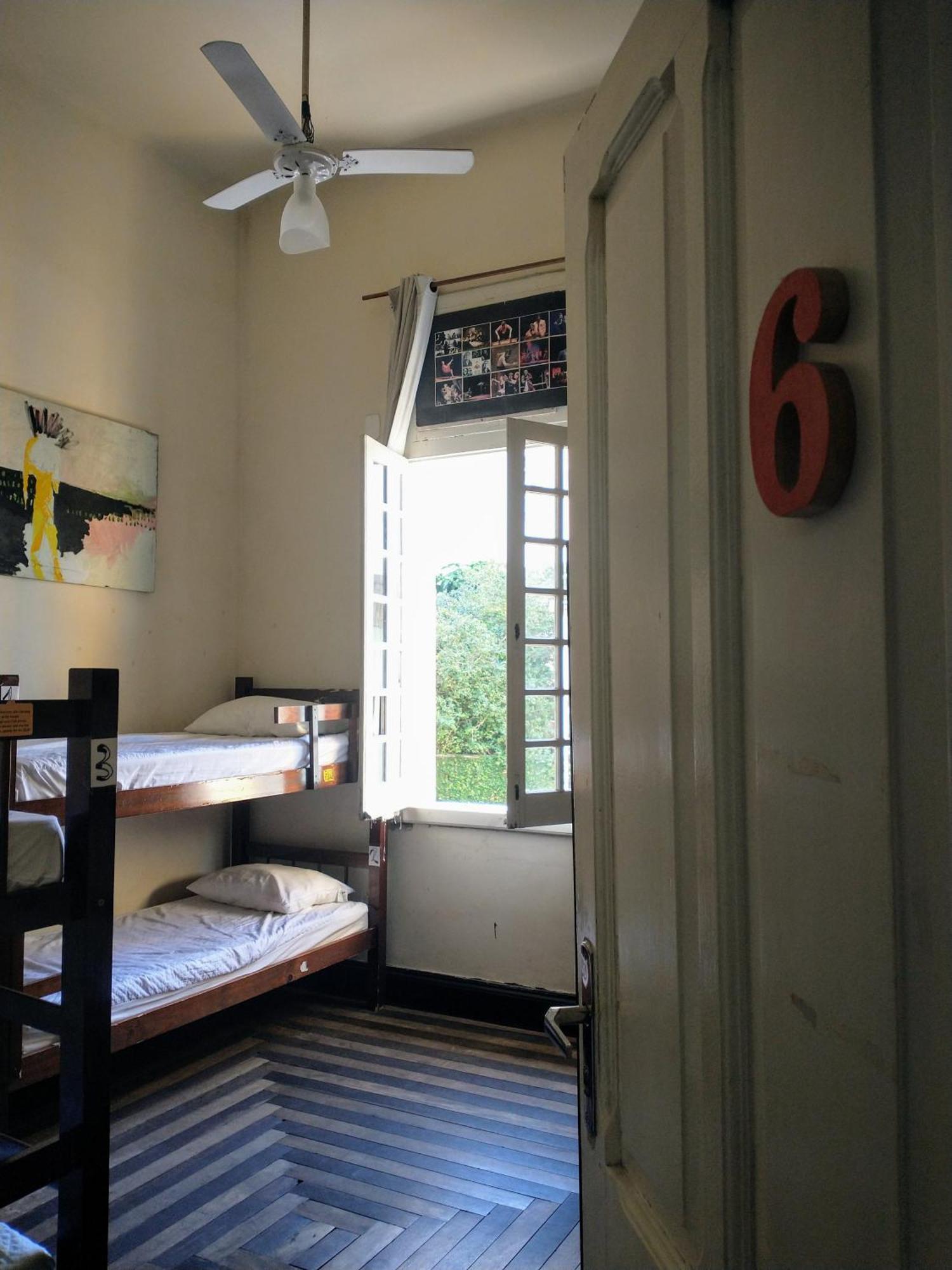Guanaani Hostel Vitoria Exterior photo